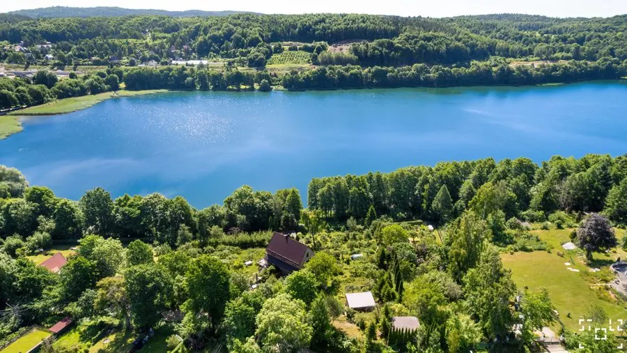 Jezioro i domy z lotu ptaka