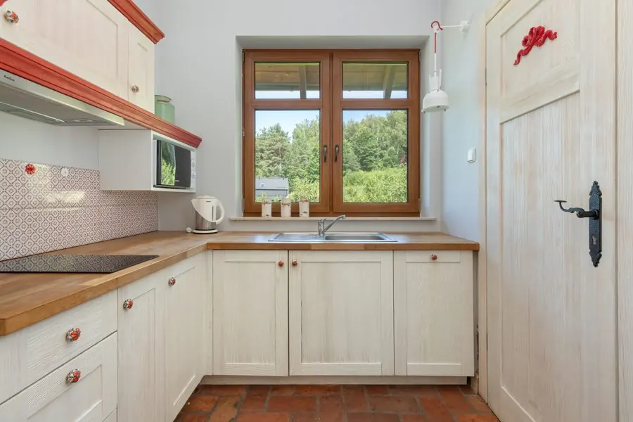Kitchen with a window onto the lake